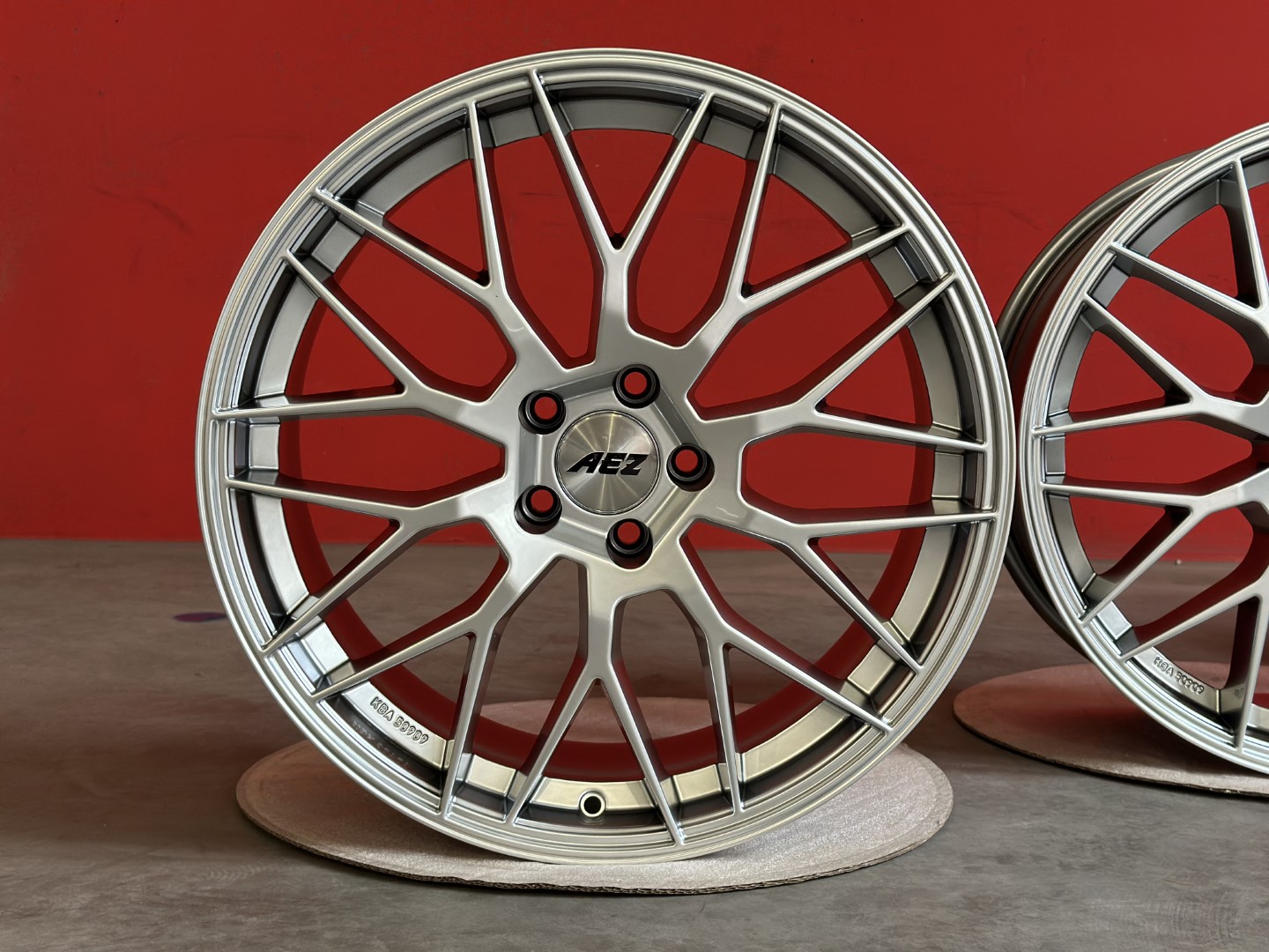 R19 5x108 (70,1) Aez CREST 9J ET40 High Gloss 8x19 