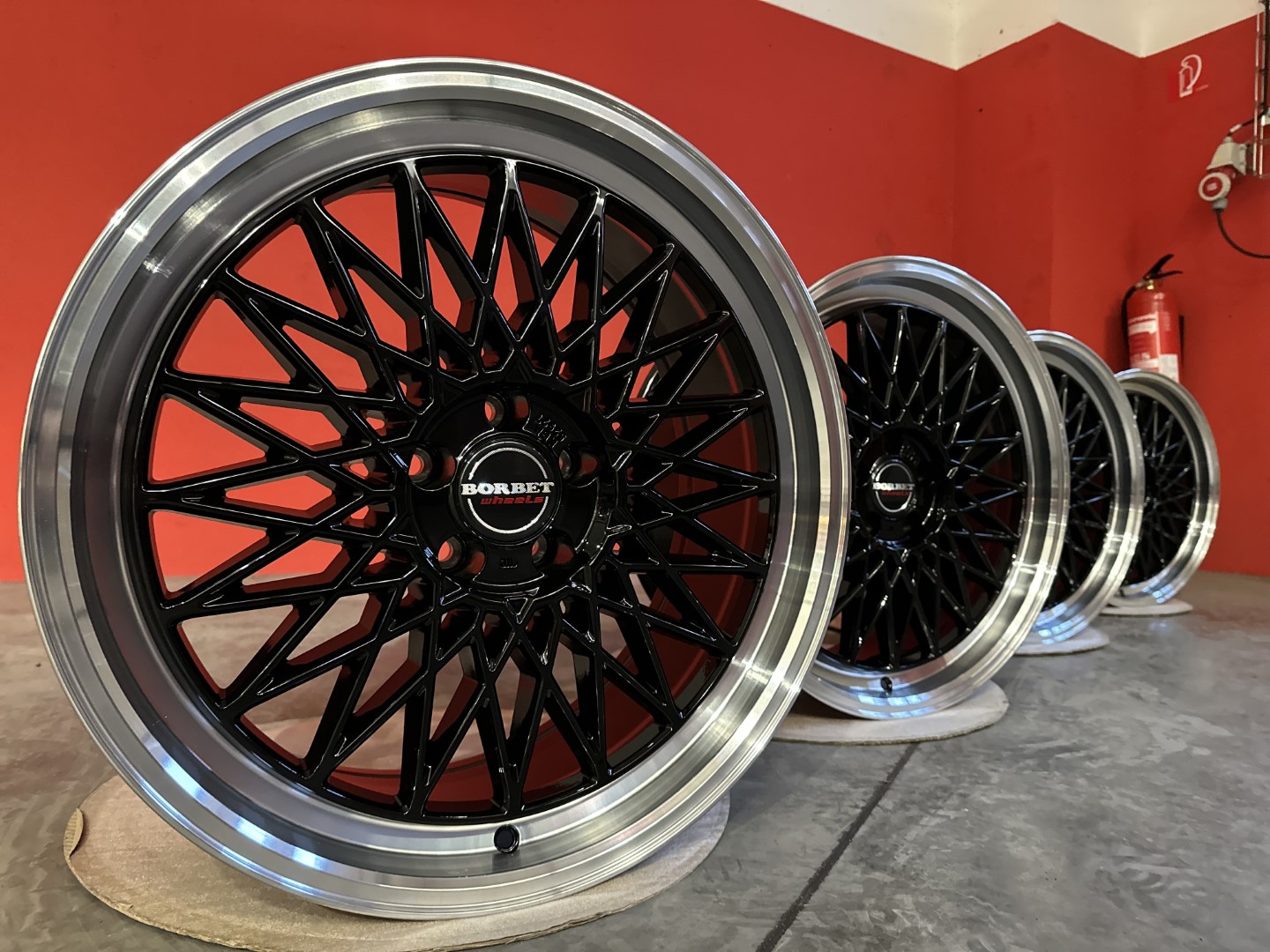 R20 5x112 (66,5) Borbet B 8.5J ET30 BLACK RIM POLISHED