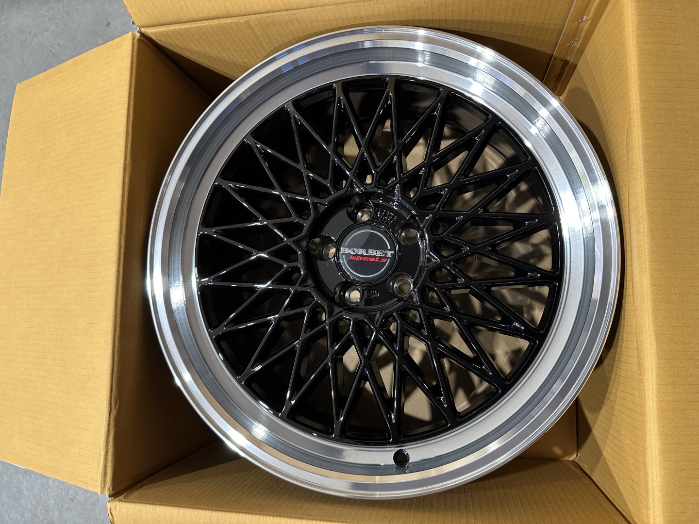 R20 5x112 (66,5) Borbet B 8.5J ET25 BLACK RIM POLISHED