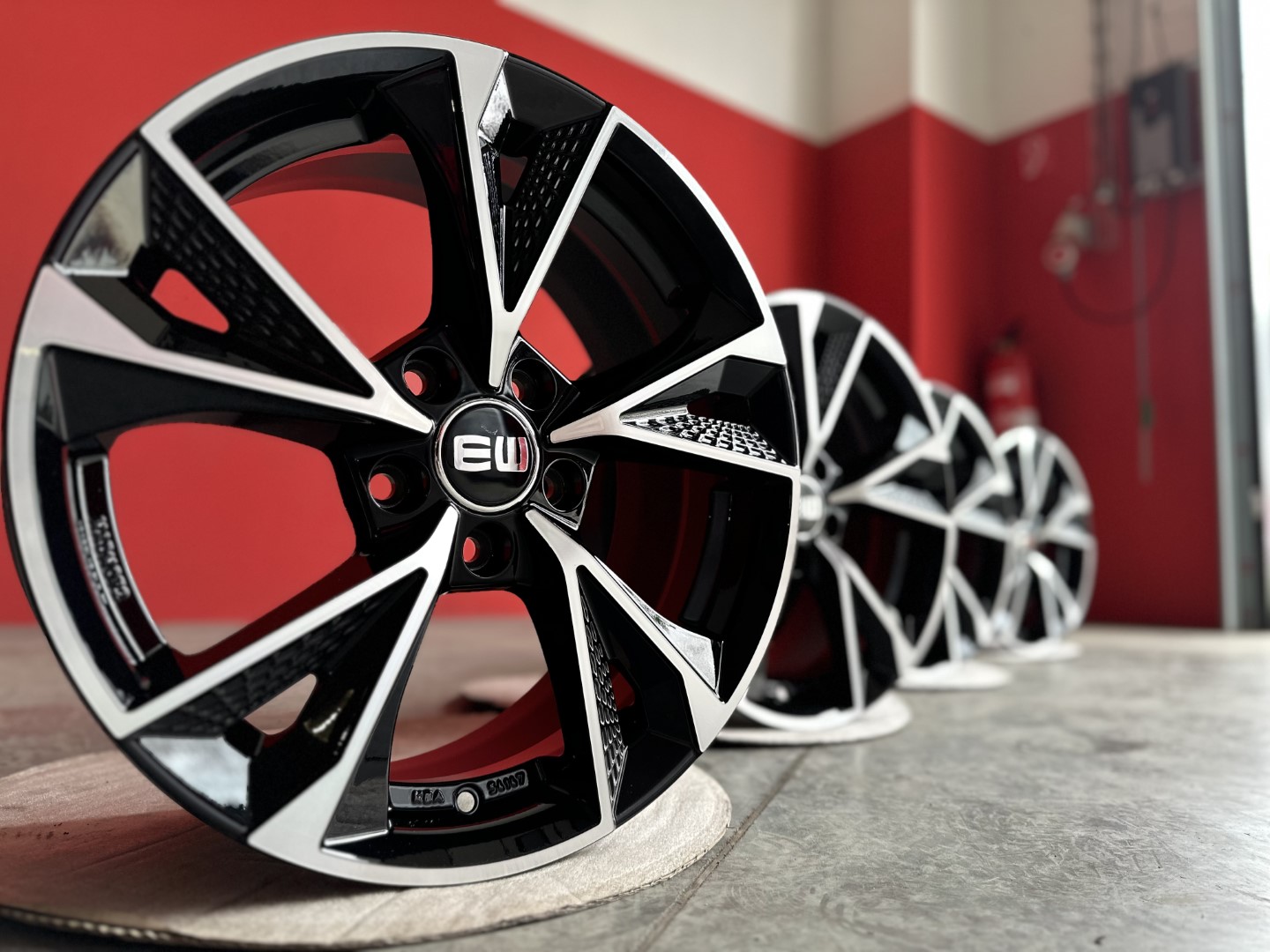 R17 5x112 (66,45) Elite Wheels EW15 LUSTER 7.5J ET36 BLACK POLISH