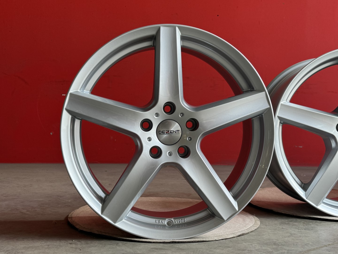 R18 5x112 (70,1) DEZENT TY  SILVER 8J ET53  8x18 18" -