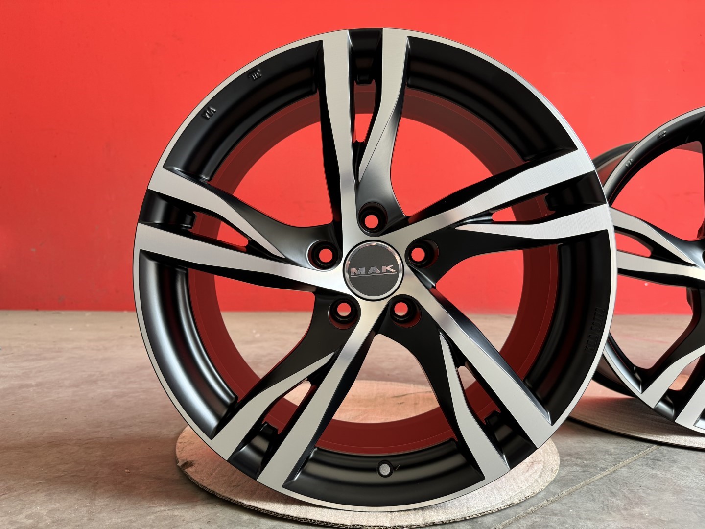 R18 5x112 (57,1) MAK STOCKHOLM 8J ET50 ICE BLACK