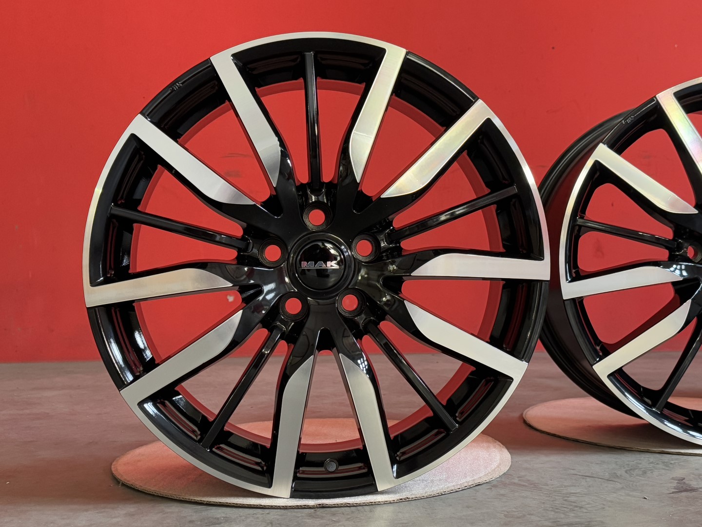 R19 5x114,3 (60,1) MAK BARBURY 7.5J ET40 BLACK MIRROR