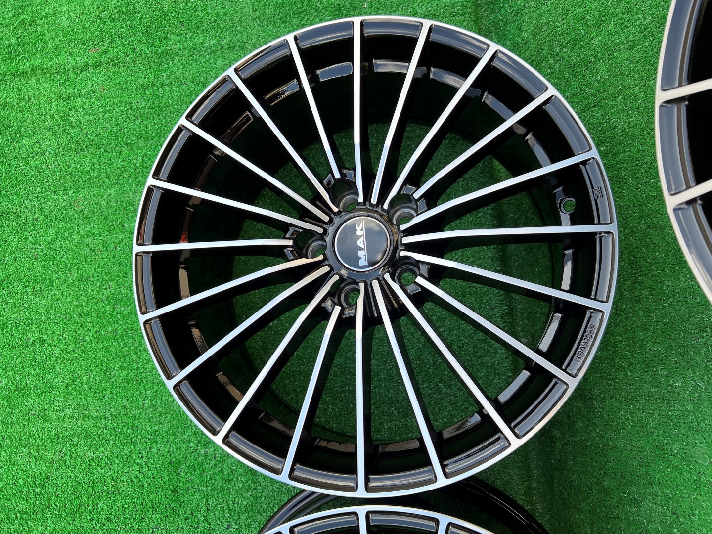 R18 5x110 (65,1) MAK ARESE BLACK MIRROR 8J ET40