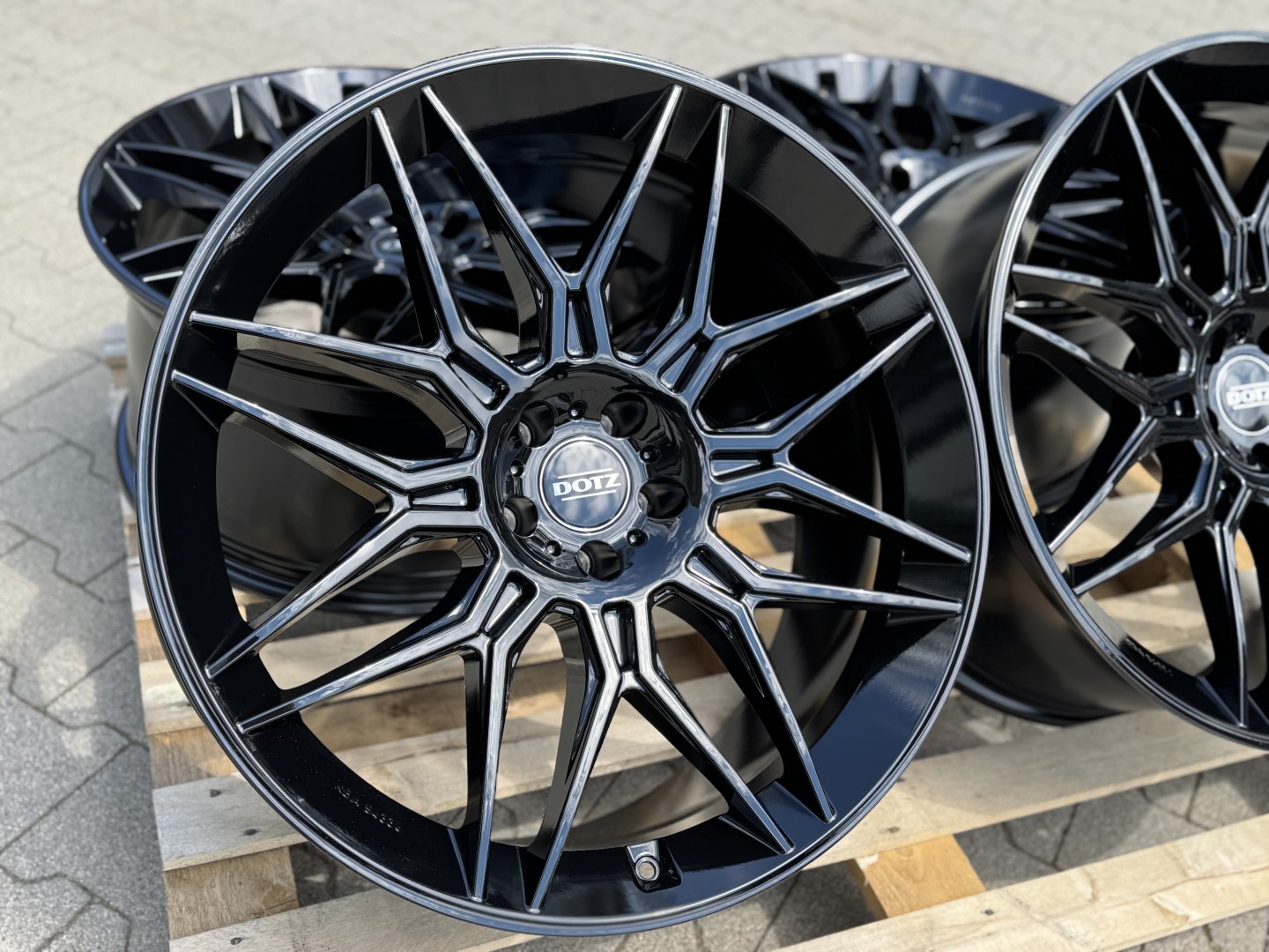 R22 5x112 (66,6) DOTZ LongBeach Black 10.5J ET20