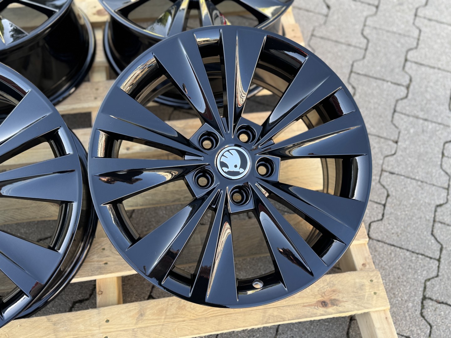 R17 5x112 Original Skoda SuperB 7.5J ET49 OE 3T0601025S 8Z8 Black Glossy 