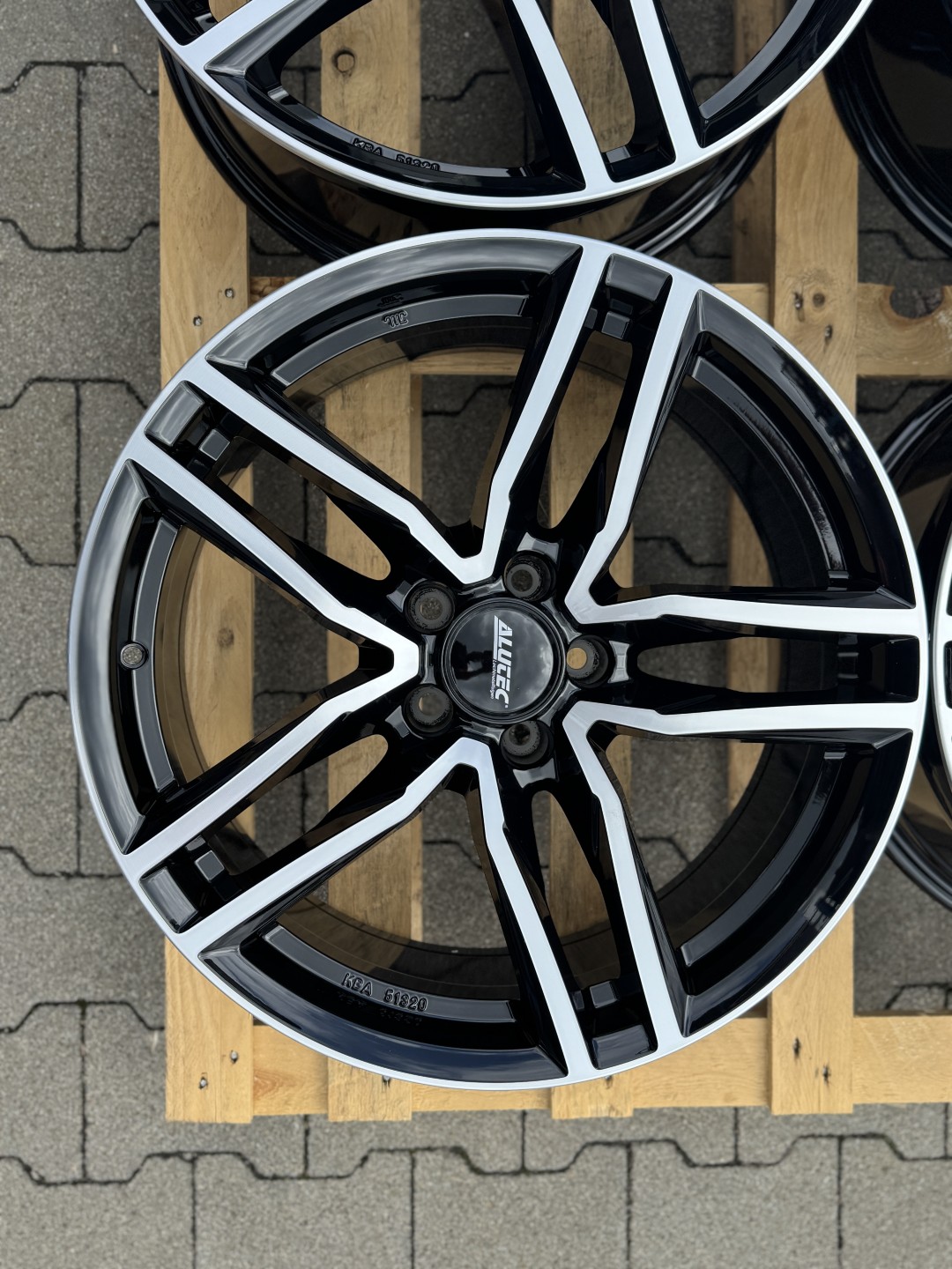 R19 5x112 (66,5) ALUTEC IKENU 8J ET20 diamant-schwarz frontpoliert 