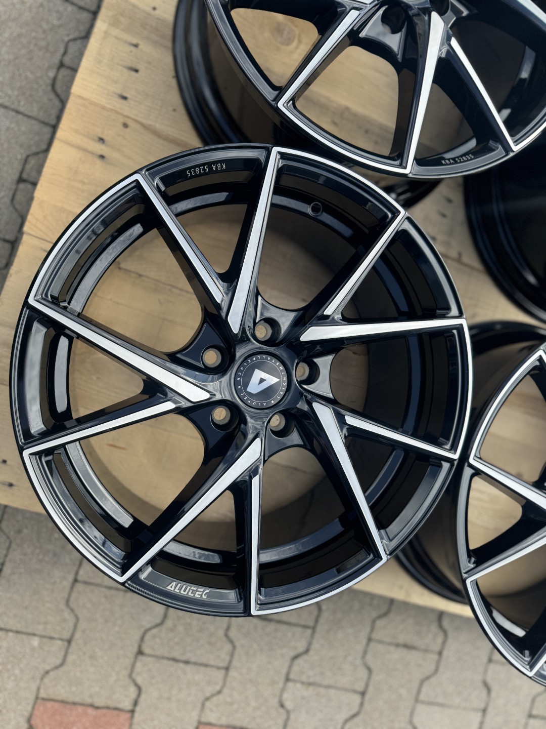 R18 5x114,3 (70,1) ALUTEC ADX.01 8.5J ET47 Diamant-Schwarz Frontpoliert 