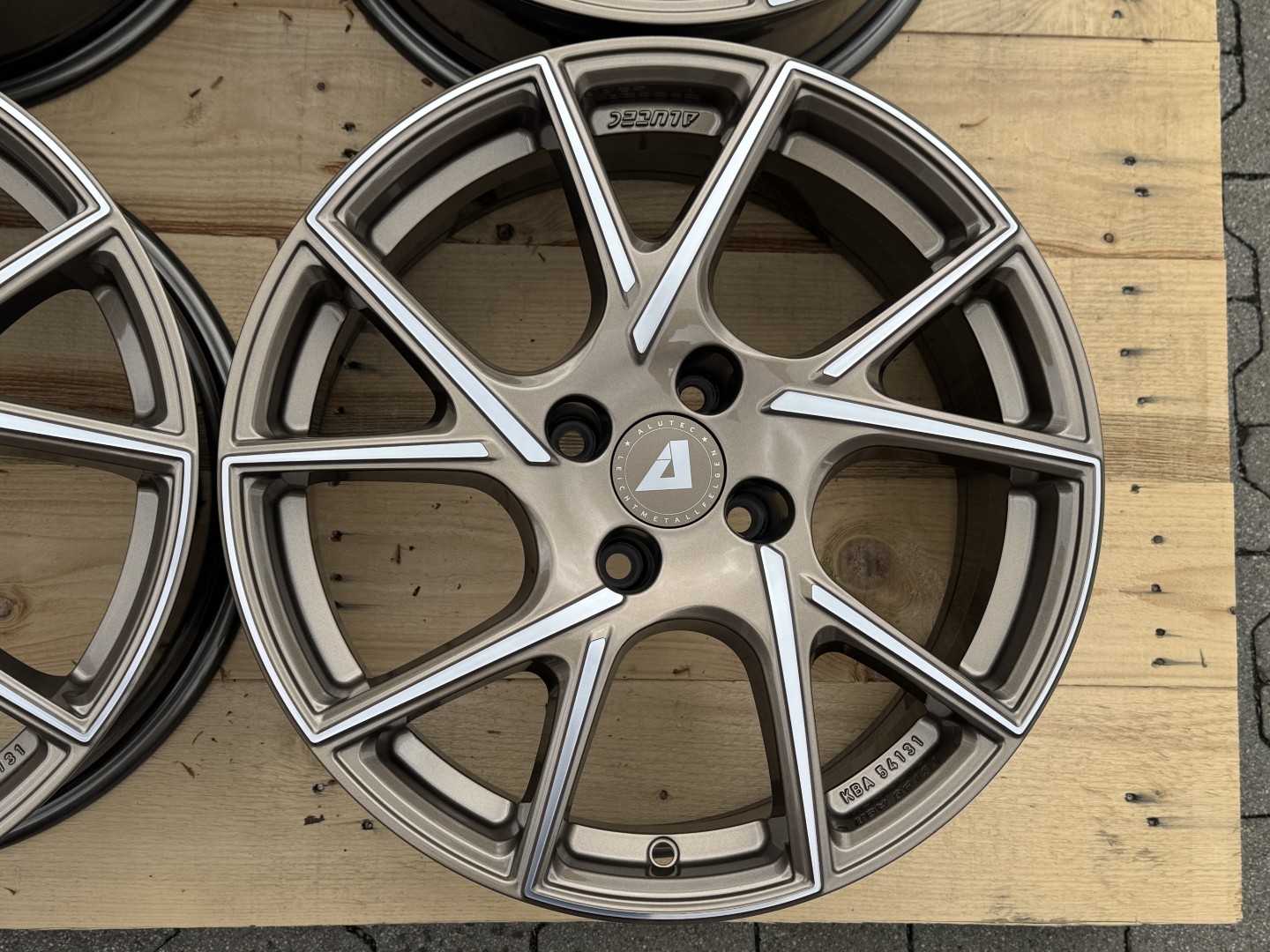 R17 4x108 (65,1) ALUTEC ADX.01 7J ET18 metallic-bronze frontpoliert