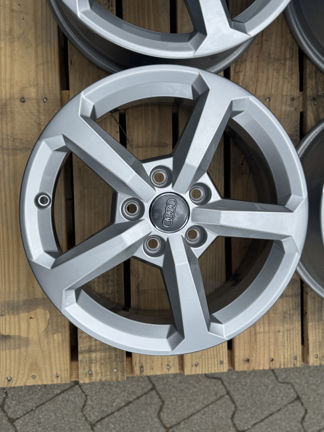 R16 5x112 Original Audi Q2 6J ET43 OE 81A071496A NEW DEMO