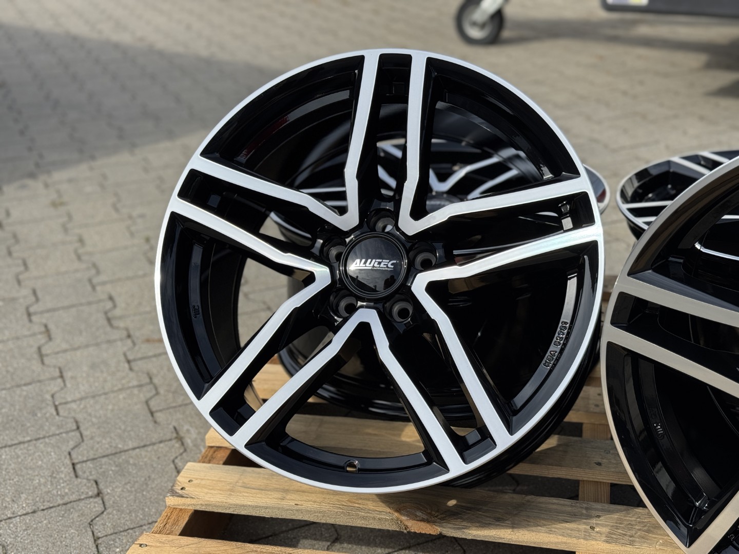 R19 5x112 (66,5) ALUTEC IKENU 9J ET49 diamant-schwarz frontpoliert