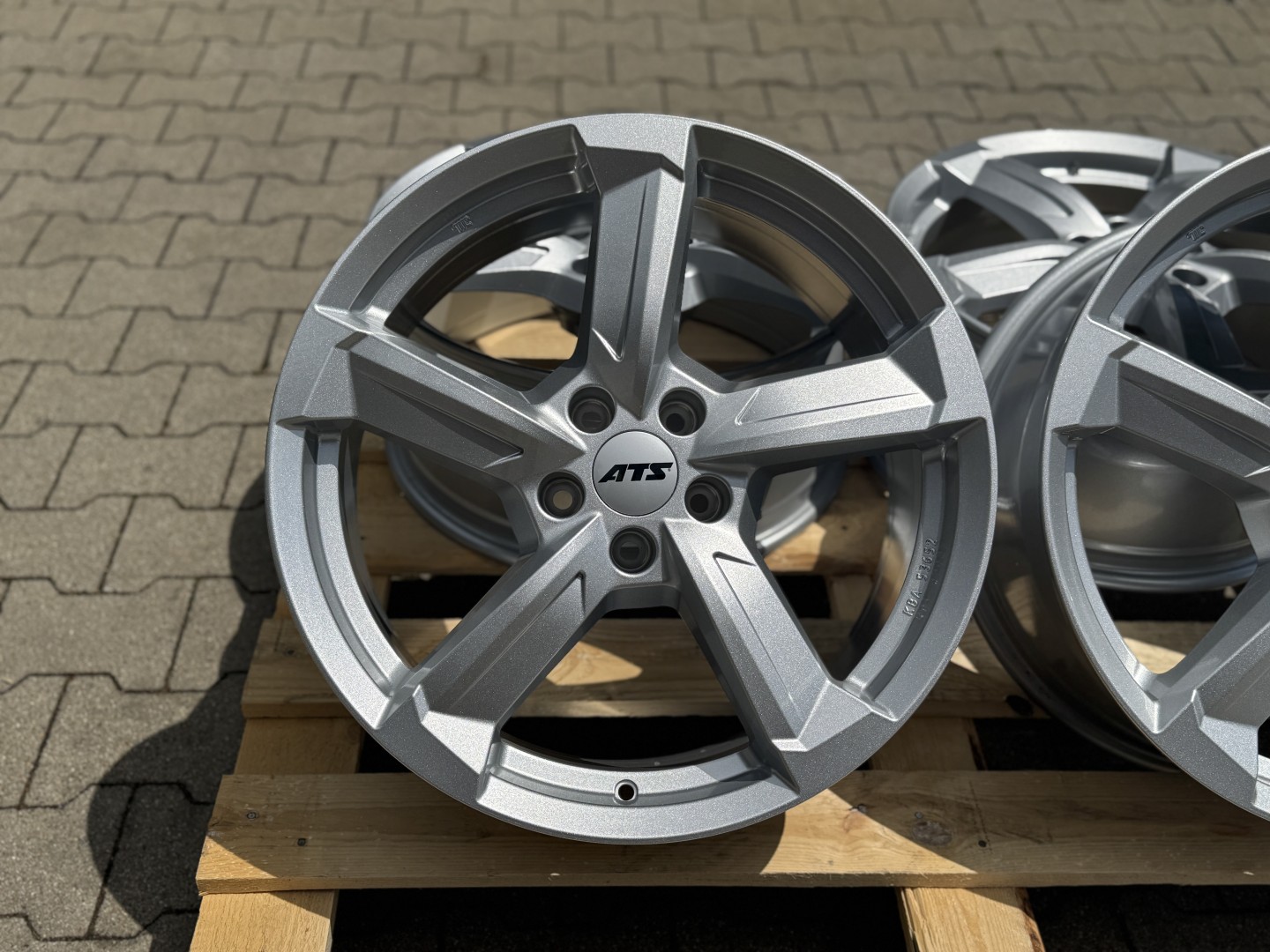 R19 5x112 (66,5) ATS AUVORAX Polar-silver 8.5J ET36