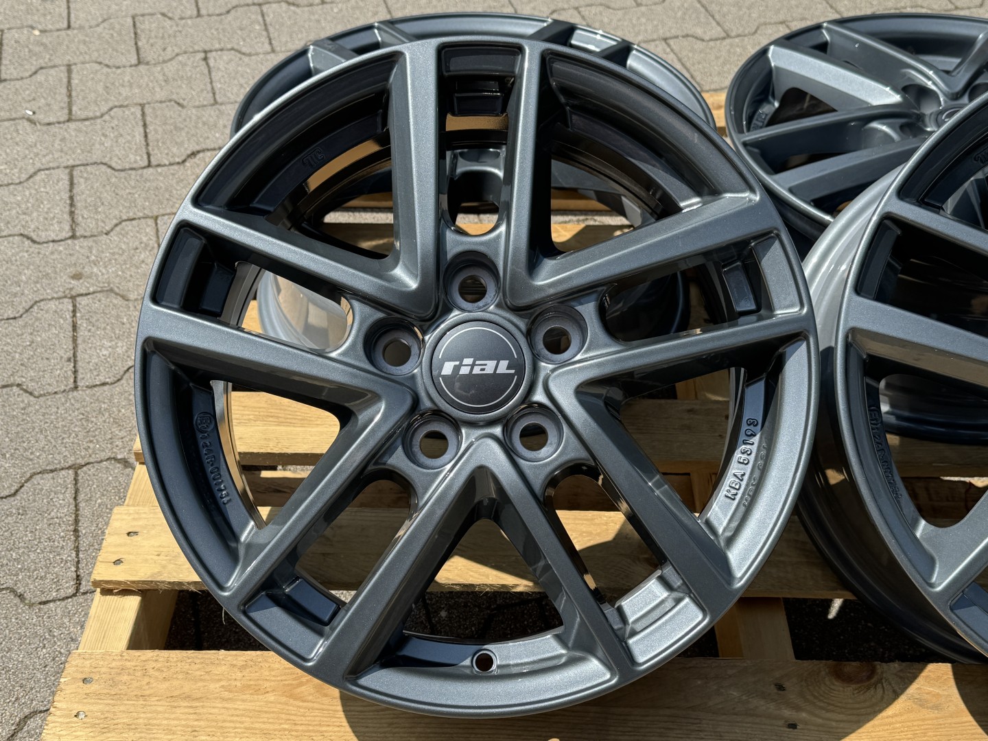 R16 5x114,3 (60,1) RIAL Astorga Graphit 6.5J ET45 