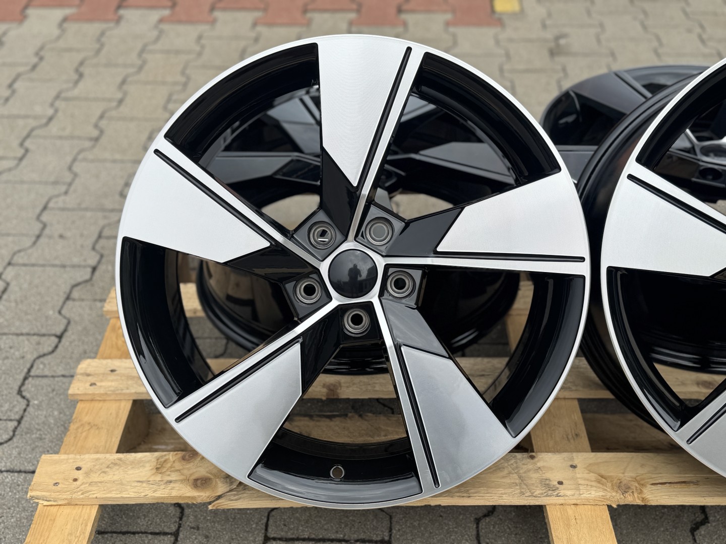 R19 5x112 (57,1) Carbonado Universe BFP 8J ET45 
