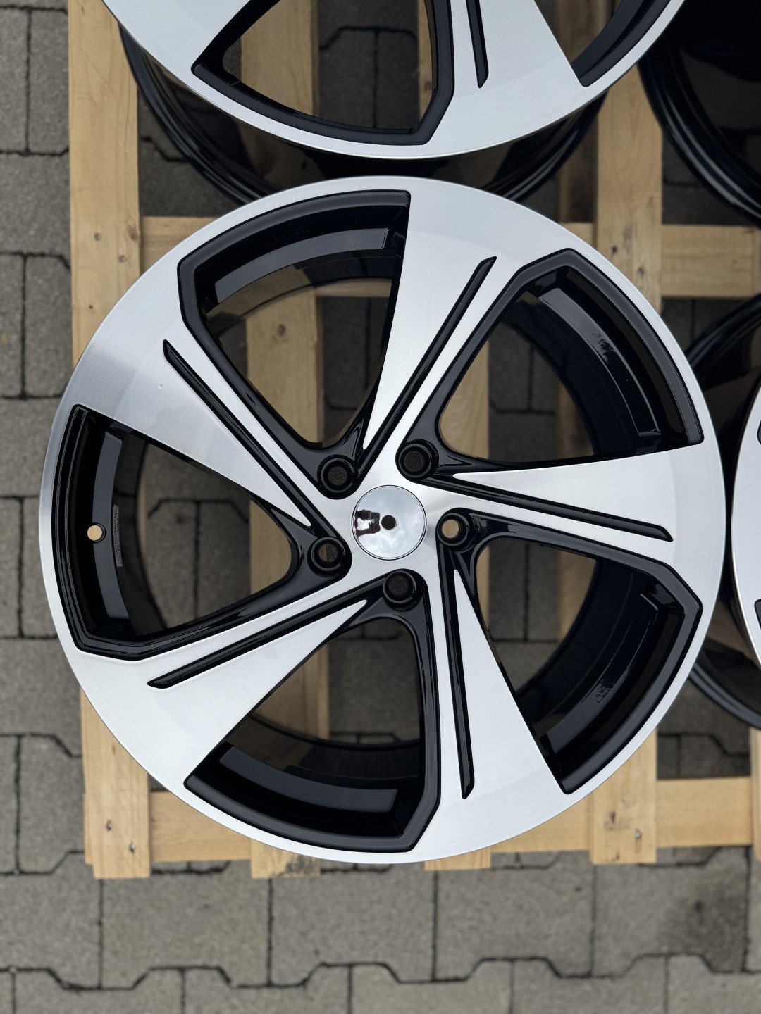 R19 5x112 (57,1) Carbonado AQUA BFP 8J ET45 