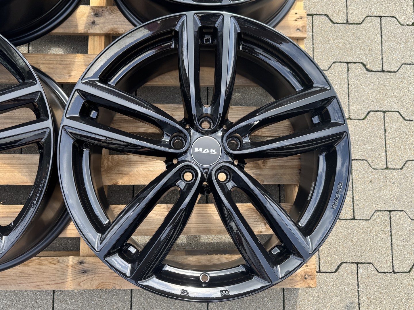 R19 5x112 (66,6) MAK OXFORD 8J ET55 GLOSS BLACK