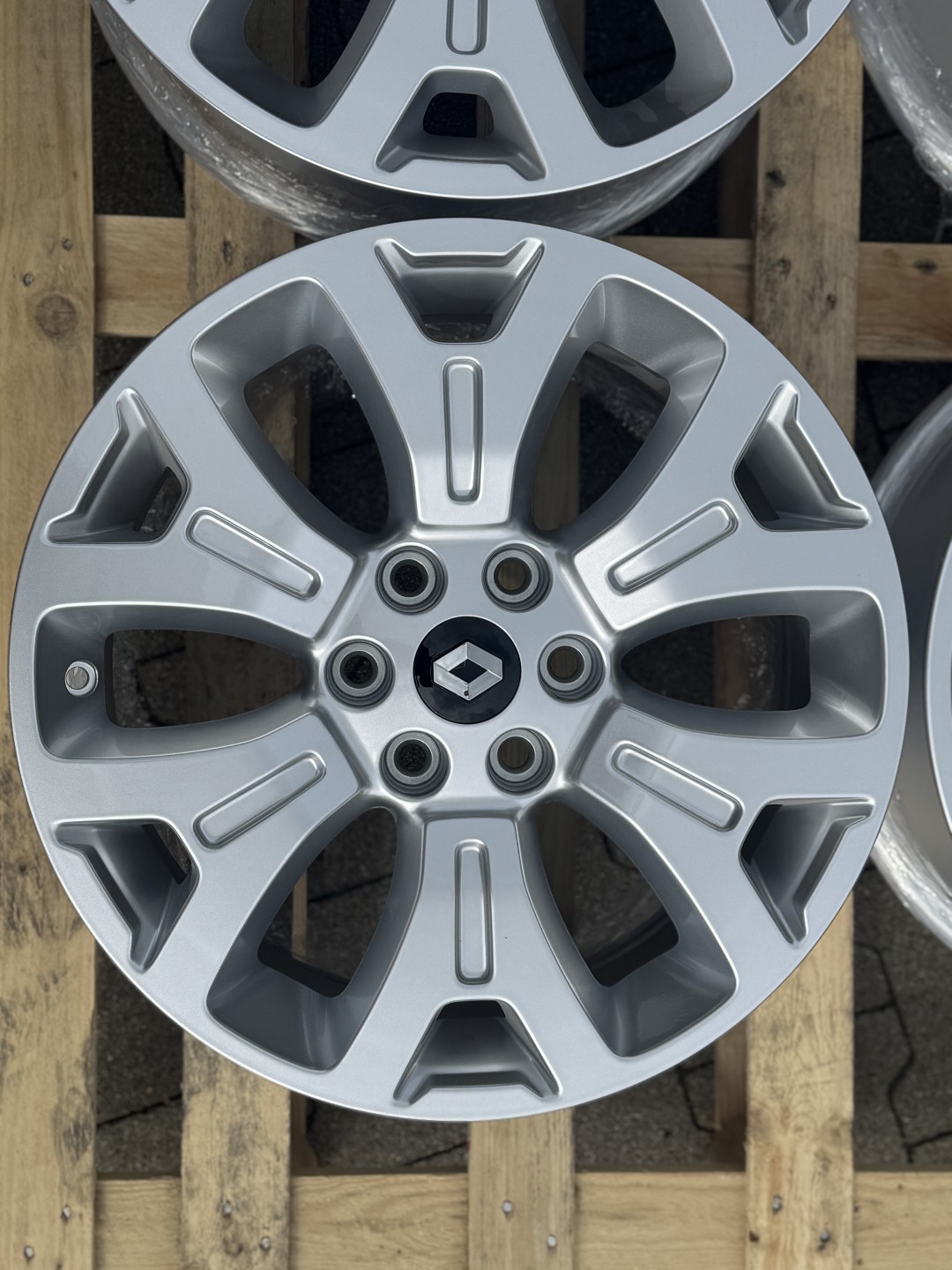 R17 6x114,3 Original Renault Alaskan , Nissan NP300 7J ET45 OE 403006KW1A