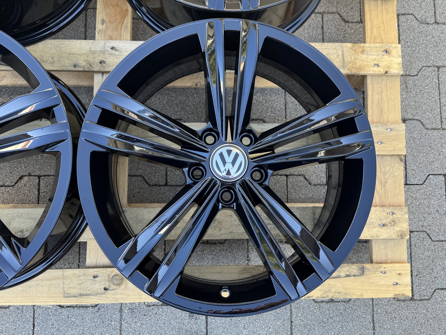 R18 5x112 Original Volkswagen Sebring 7J ET43 Black Glossy OE 5NA601025N 