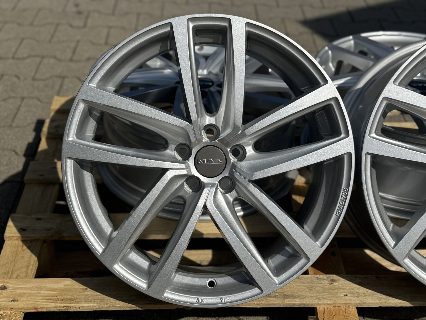  R18 5x100 (57,1)  MAK DRESDEN silver 7.5J ET50 