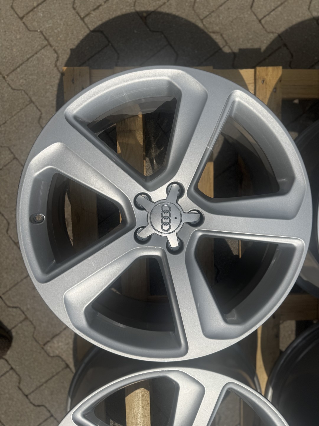 R20 5x112 Original Audi Q5 8.5J ET33 OE 8R0601025CA 
