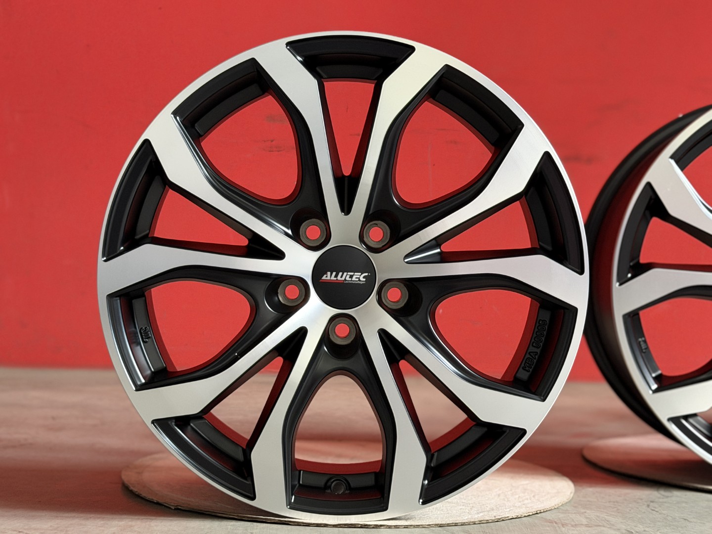 R18 5x112 (66,5) Alutec W10 RBFP 8J ET53 