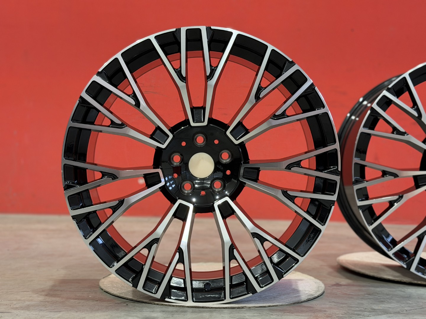 R21 5x112 (66,6) FB736 9.5J ET37 + 10.5J ET43 Black Machined Face - DVOJROZMER