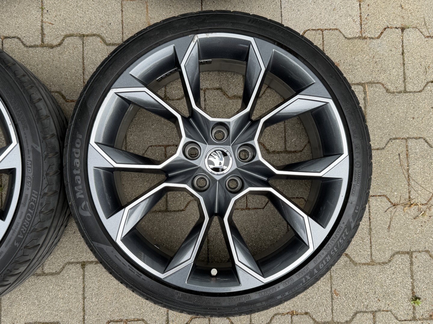 R19 5x112 Original Skoda Octavia III RS  Xtreme 7.5J ET51 - OE 5E0601025AH  + 225/35 Matador 88Y 4x6MM  DOT1421 