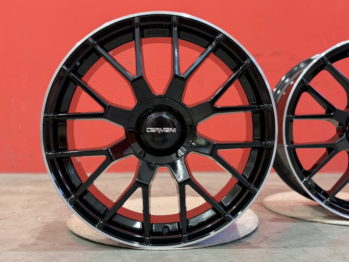 R20 5x112 (66,6) Carmani CA19 HUGO 8.5J ET45 GLOSS BLACK LIP DIAMOND 