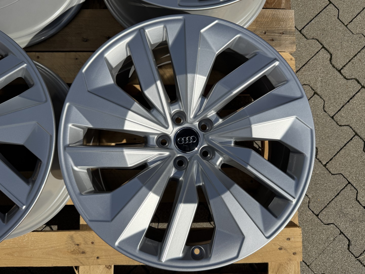 R20 5x112 Original Audi e-tron - Q7 , Q8 - 9J ET20 OE 4KE601025P Silver 