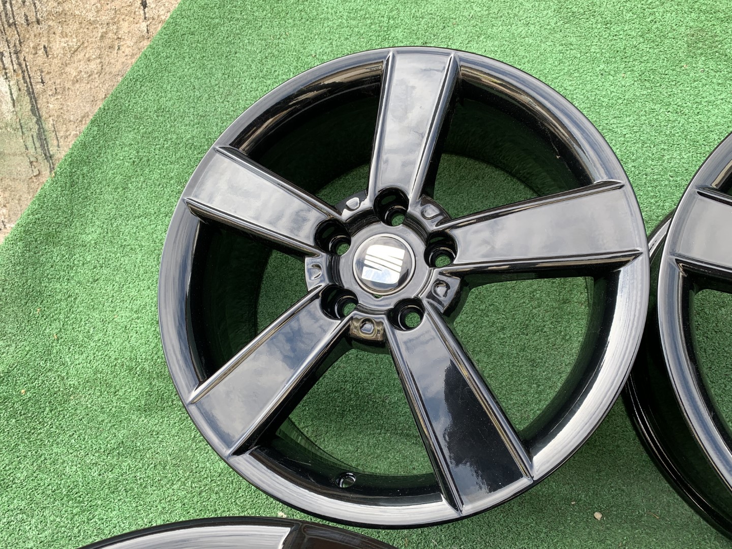 R17 5x112 Original Five Spoke Seat Black 7J ET54